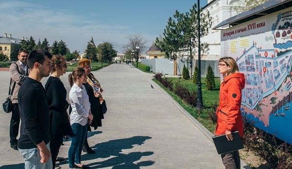 Туристы-москвичи стали очевидцами разборки за право провести для них экскурсию в Астрахани